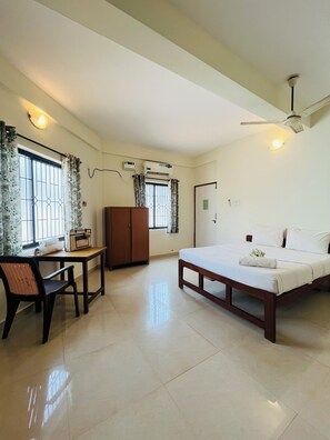 Rom – classic | Skrivebord, wi-fi (inkludert) og sengetøy