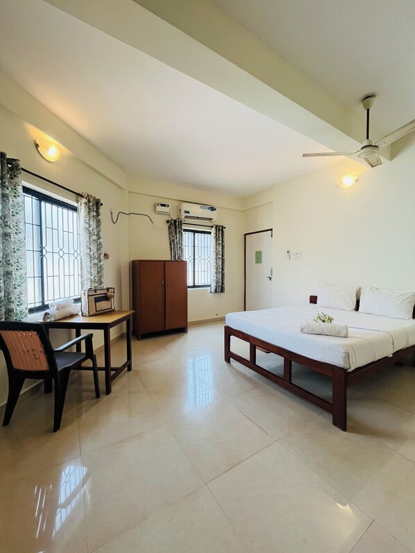 Rom – classic | Skrivebord, wi-fi (inkludert) og sengetøy