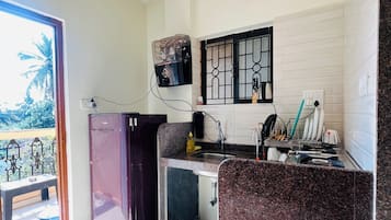 Comfort Room | Private kitchen | Fridge, stovetop, cookware/dishes/utensils