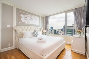 3 bedrooms, desk, iron/ironing board, travel crib