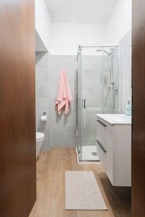 Sèche-cheveux, bidet, serviettes fournies, savon