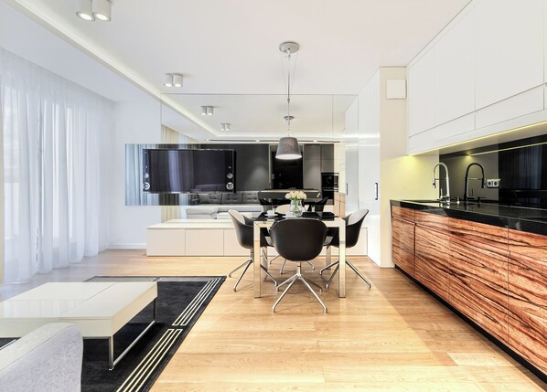 Appartement | Woonkamer | Een flatscreentelevisie