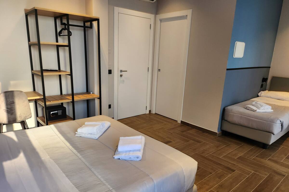 Classic Triple Room | In-room safe, desk, soundproofing, WiFi (free)