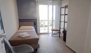 Quarto solteiro, sacada | Cofres nos quartos, escrivaninha, quartos à prova de som