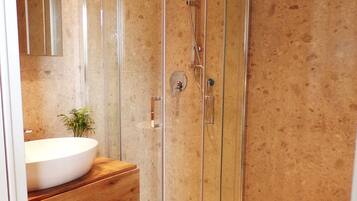 Enkelrum - balkong | Badrum | Dusch, handdukar, tvål och schampo