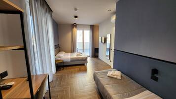 Classic trippelrum | Värdeförvaringsskåp på rummet, skrivbord, ljudisolering och gratis wi-fi