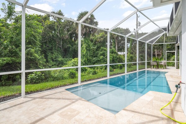 Lämmitetty uima-allas