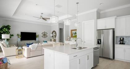 3 BR, 3 baths home: Heated pool and Walk to the beach. Sleeps 10!