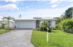 Exterior - Beachside Bliss: 3BR, Heated Pool, Sleeps 10! (Vero Beach)