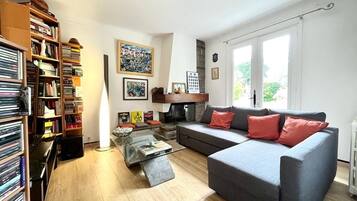 Smart-TV, Kamin, DVD-Player, Bücher