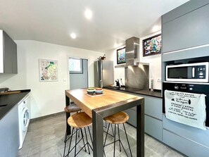 Réfrigérateur, micro-ondes, four, plaque de cuisson