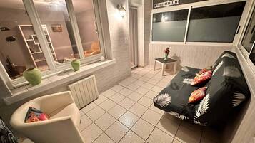 Televisie, een dvd-speler en boeken