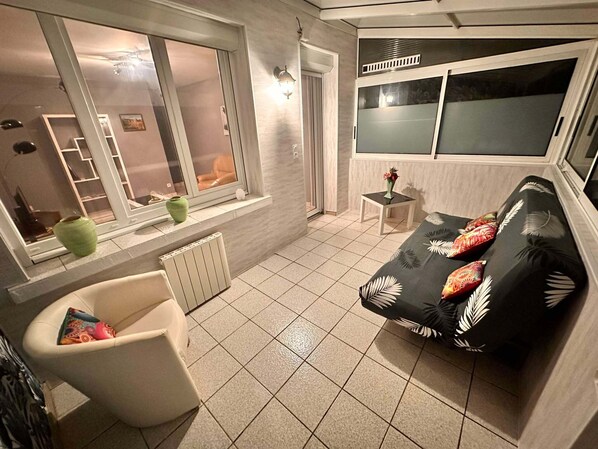 Télévision, lecteur de DVD, livres