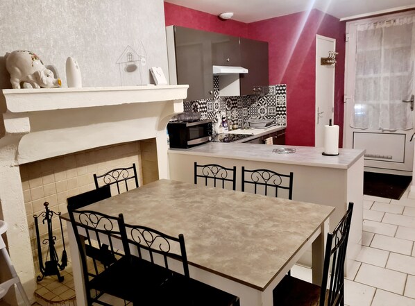 Réfrigérateur, four à micro-ondes, un four, surface de cuisson