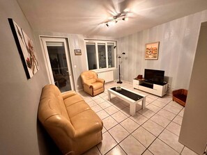 Télévision, lecteur de DVD, livres