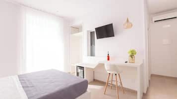 Deluxe Room, Balcony | Blackout drapes, soundproofing, free WiFi