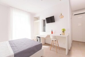 Deluxe Room, Balcony | Blackout drapes, soundproofing, free WiFi, bed sheets - Le Dune Luxury Rooms (Vieste)
