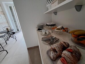 Tägliches inbegriffenes kontinentales Frühstück