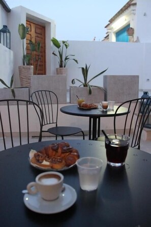 Tägliches inbegriffenes kontinentales Frühstück