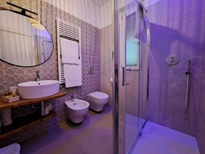 스탠다드룸, 마당 전망 | 욕실 | 헤어드라이어, 타월, 비누, 화장지