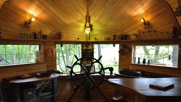 L’intérieur d’une cabine est doté d’un volant central, de murs en bois et de grandes fenêtres.