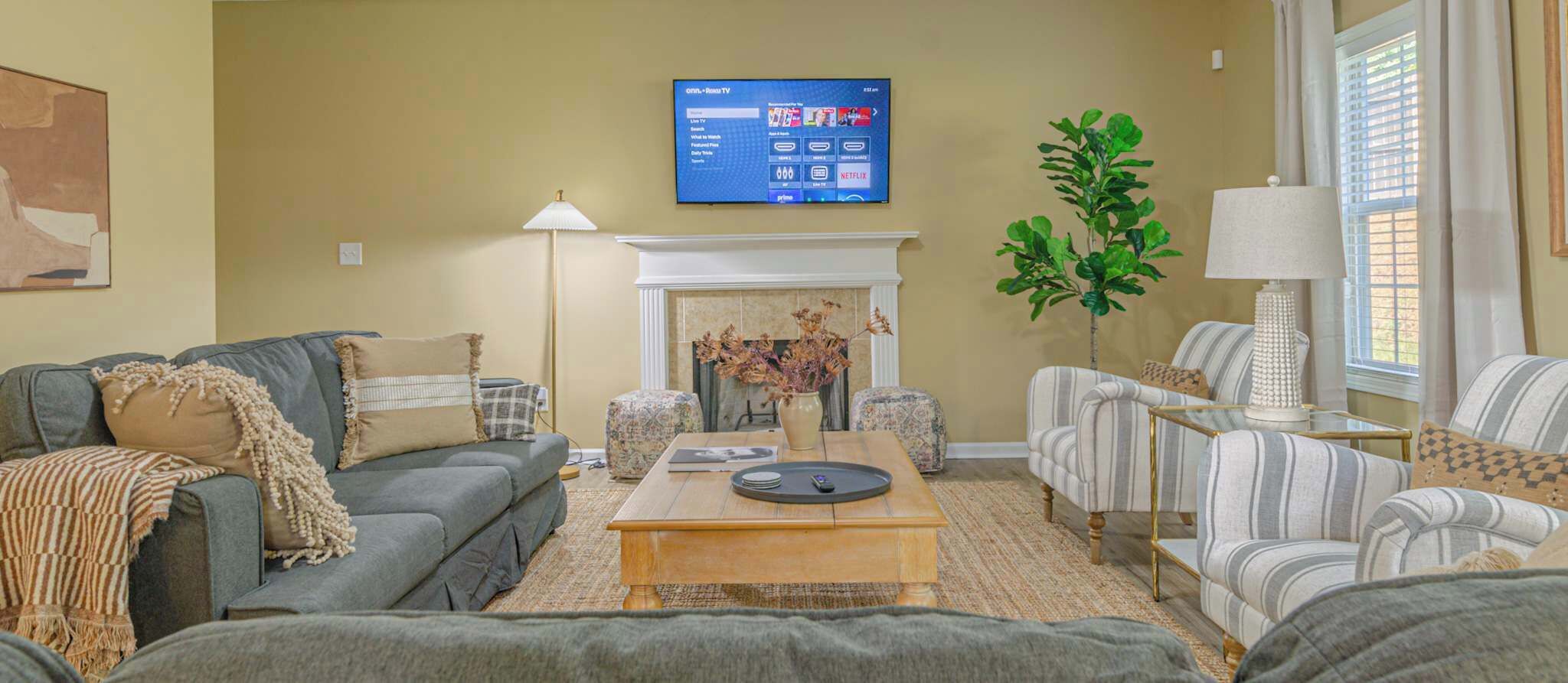 Televisio, takka, työhuone