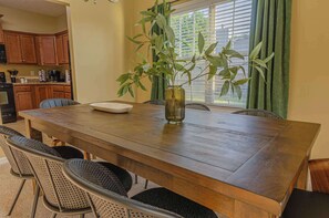 Dining - 4BR•2400sf•Game Room•PoolTable•Grill•Near Ft Moore (Columbus)