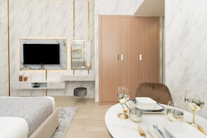 Design Studio, 1 King Bed, Kitchenette, City View | Iron/ironing board, cribs/infant beds, free WiFi