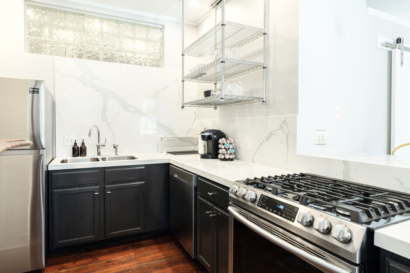 冷蔵庫、電子レンジ、オーブン、コンロ