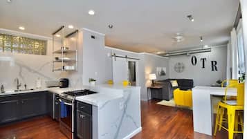 Geladeira, micro-ondas, fogão, cooktop