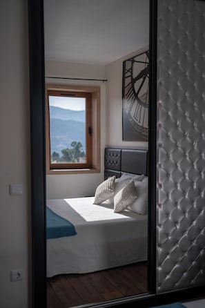 2 chambres, bureau, fer et planche à repasser, lit de bébé portatif