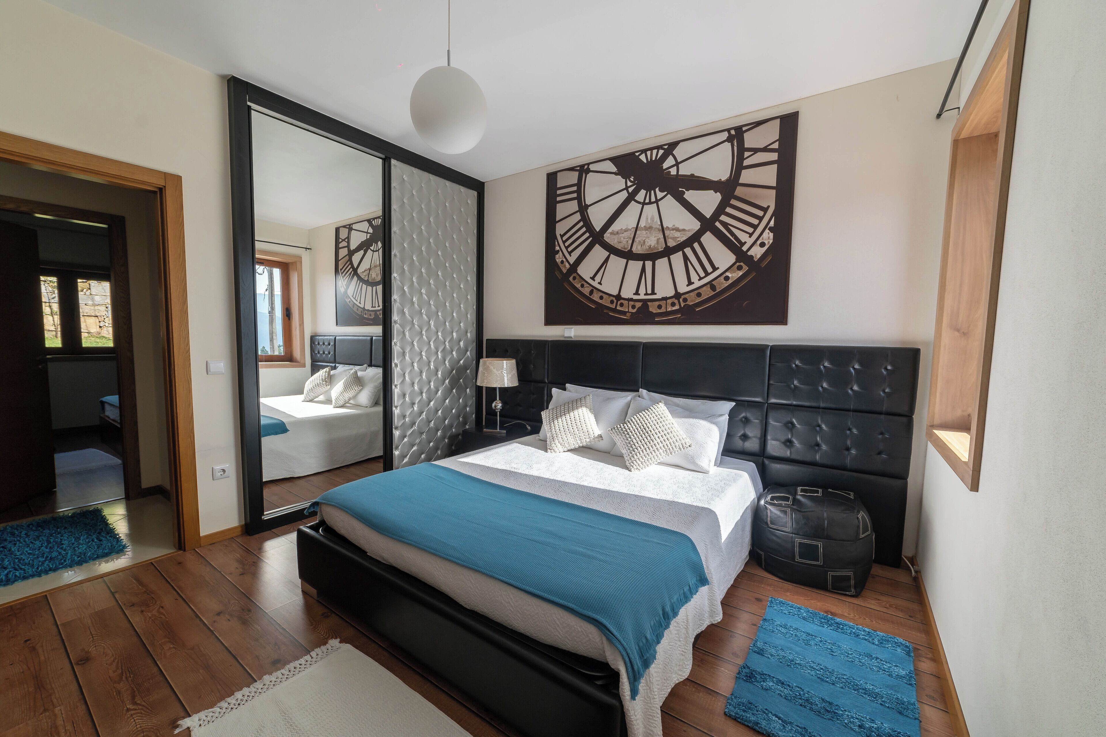 2 soverom, skrivebord, strykejern/-brett og reiseseng for barn