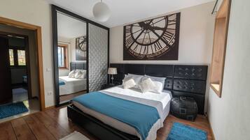 2 soverom, skrivebord, strykejern/-brett og reiseseng for barn