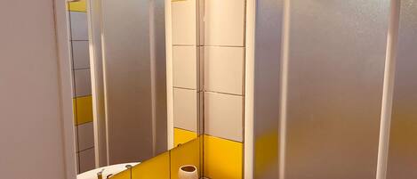 Un baño con un lavamanos blanco, grifo cromado y dos dispensadores de jabón color beige.