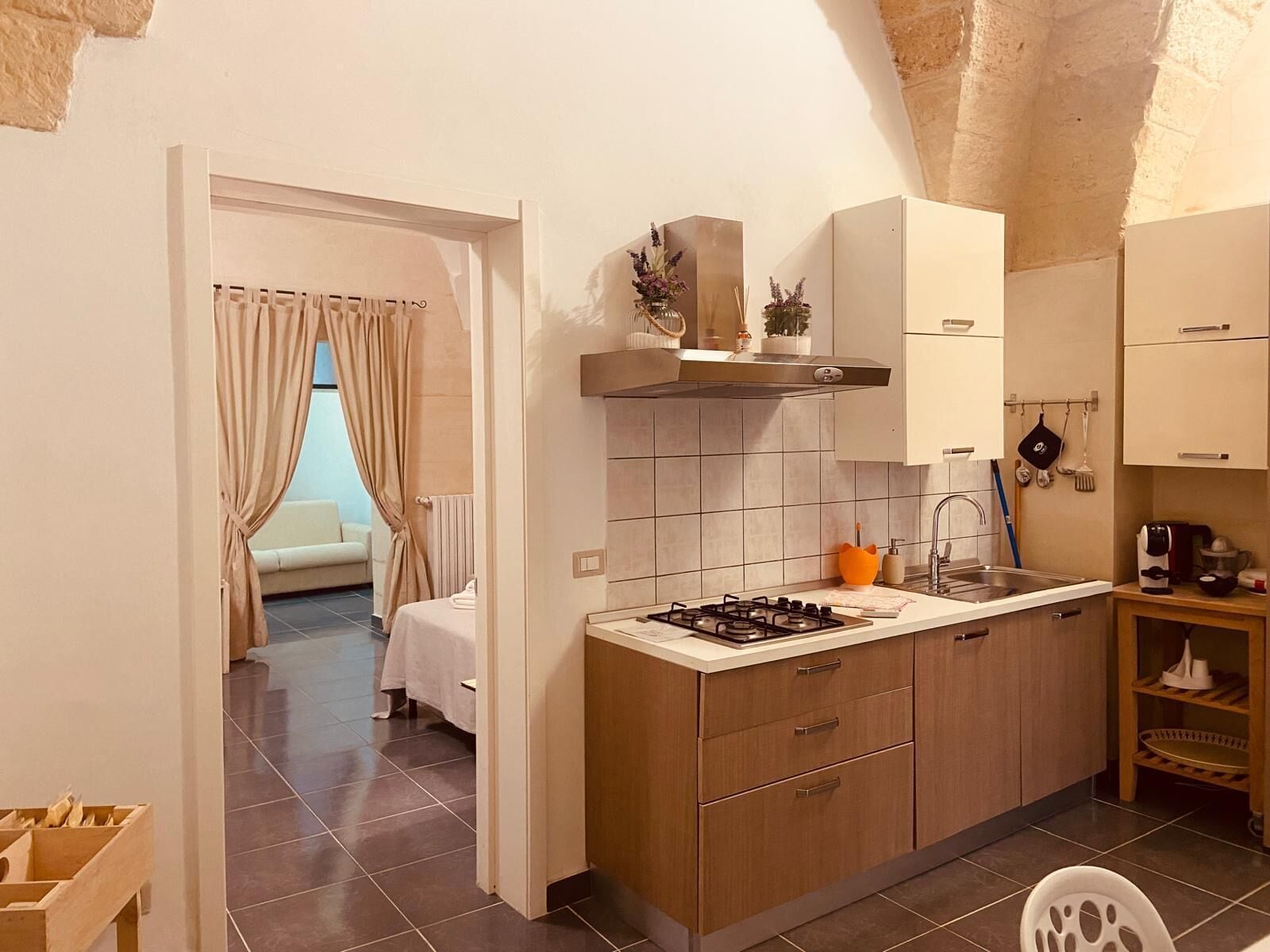 Appartamento Deluxe (DIMORA DESIDERIA) | Cucina privata | Frigorifero con congelatore, microonde, forno, piano cottura