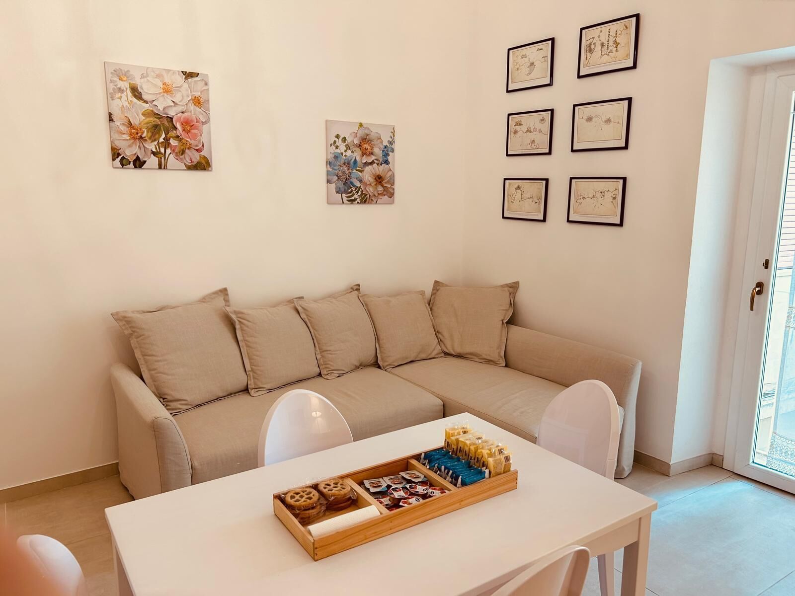 Appartamento Exclusive, 2 camere da letto (DIMORA AGNESE) | Area soggiorno | TV a schermo piatto 40 pollici con canali digitali