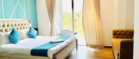 Une chambre à coucher avec un lit, une chaise et une vue sur l’extérieur.