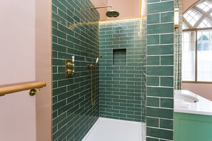 Regadera y secadora de cabello