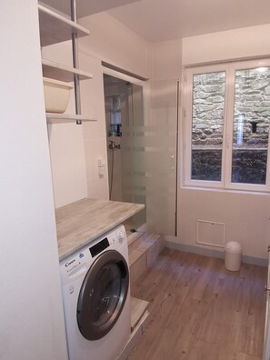 Douche, sèche-cheveux, serviettes fournies, papier toilette