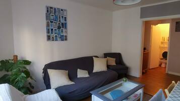 TV connectée, livres, médiathèque