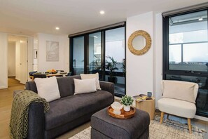 TV, offices - Abbotsford Abode With Pool, Parking & Gym (Abbotsford)