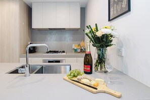 Fridge, microwave, oven, stovetop - Abbotsford Abode With Pool, Parking & Gym (Abbotsford)