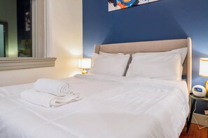 Tabla de planchar con plancha, wifi y ropa de cama