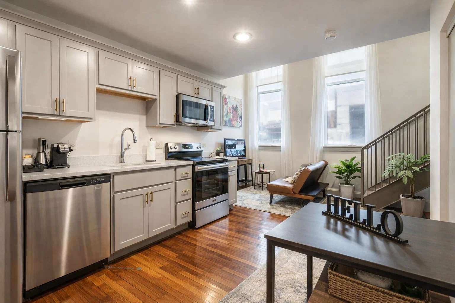 Réfrigérateur, micro-ondes, four, plaque de cuisson