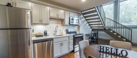 Réfrigérateur, micro-ondes, four, plaque de cuisson