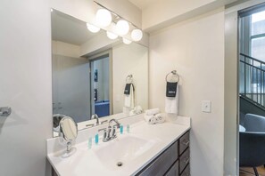 Dusche, Haartrockner, Handtücher