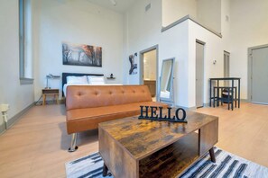 Tabla de planchar con plancha, wifi y ropa de cama