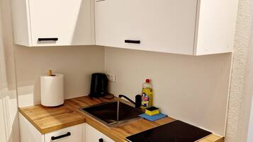 Kühlschrank, Herdplatte, Wasserkocher mit Kaffee-/Teezubehör