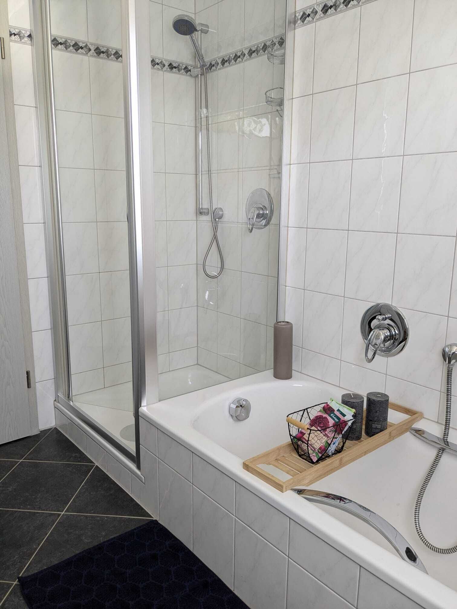 Haartrockner, Handtücher, Seife, Toilettenpapier