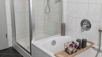 Haartrockner, Handtücher, Seife, Toilettenpapier